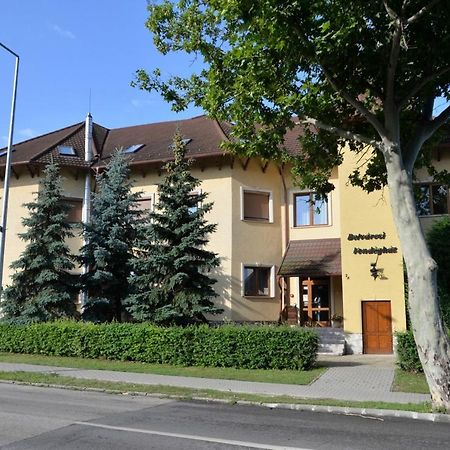 Belvarosi Vendeghaz Mór Zewnętrze zdjęcie